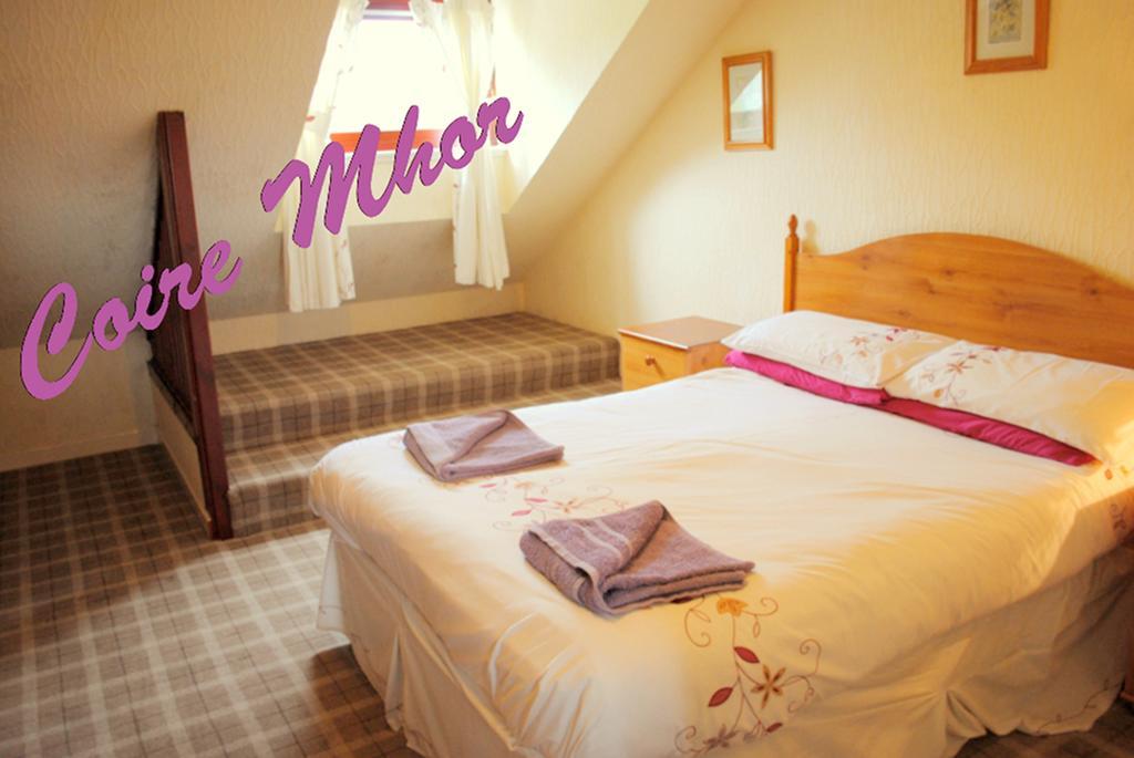 Cairngorm Highland Bungalows อาวีมอร์ ภายนอก รูปภาพ